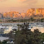 Spaciously Cosy 3bd In - Yacht Marina & Valletta Views Apartment
