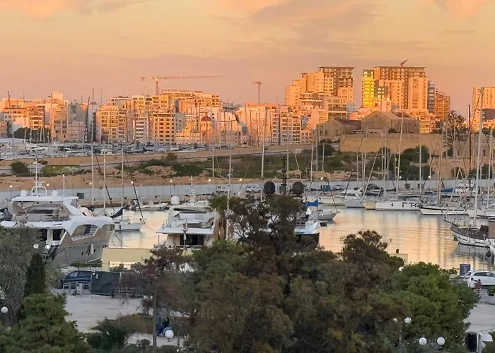 Spaciously Cosy 3bd In - Yacht Marina & Valletta Views Apartment